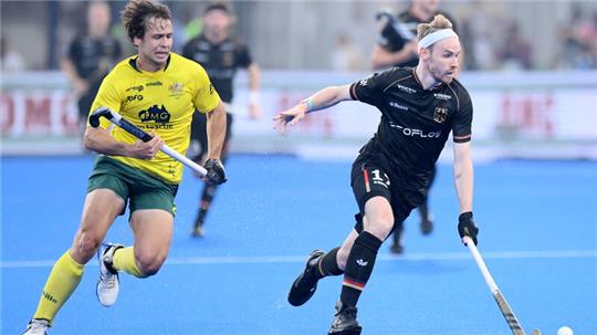 Tom Craig (links) in einem Länderspiel gegen Deutschland. (Archiv)