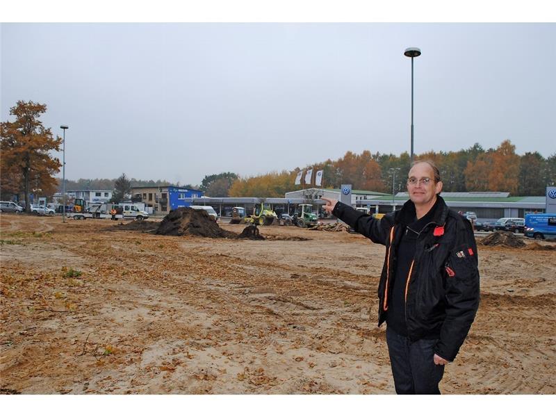 Tom Eberstein zeigt auf die Baustelle des neuen Servicezentrums der Eberstein-Gruppe im Industriegebiet Westende an der Bundesstraße B 73 in Buxtehude. Vasel