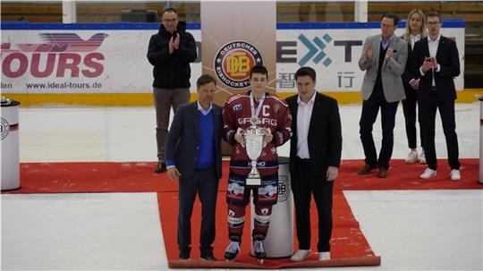 Tom Fitschen nahm als Kapitän den Pokal für die Deutsche Meisterschaft entgegen. Foto: privat