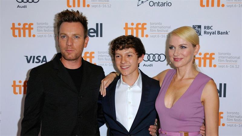 Von der Film-Mutter zur KI: Watts wieder an Hollands Seite Tom Holland (Mitte) und Naomi Watts (rechts) spielten 2012 Sohn und Mutter. (Archivbild)