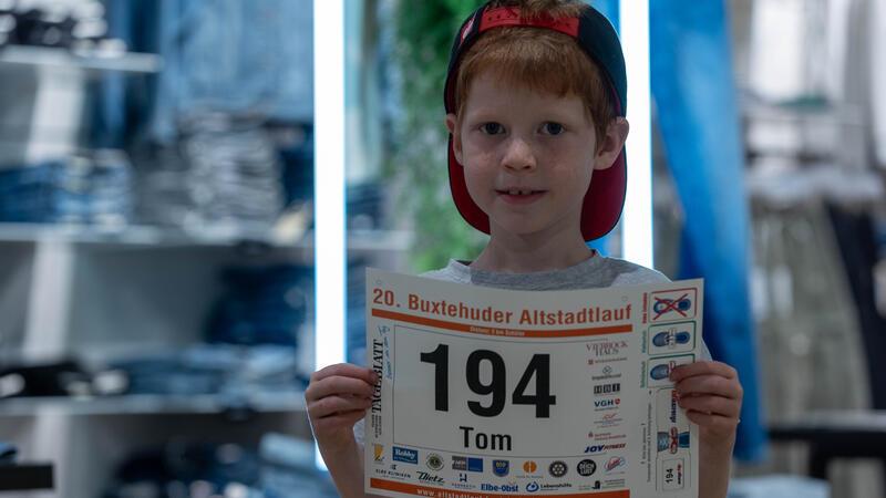 Vom Schulkind bis zum Ironman: Was die Altstadtläufer in Buxtehude antreibt Tom Kerger mit seiner Startnummer.