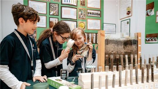 Tom Koch (9, l-r), Lotta Lindenberg (10) und Annika Katharina Busse (9) von der Grundschule Ofen aus Bad Zwischenahn.