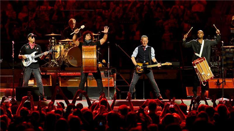 Tom Morello (l-r) Jake Clemons und Bruce Springsteen treten im Madison Square Garden auf.