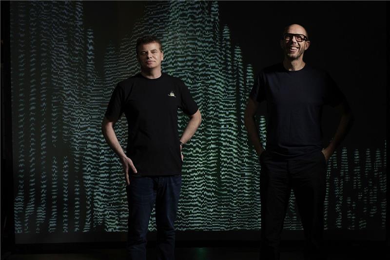 Ganzes Spektrum der Gefühle: Chemical Brothers zurück Tom Rowlands (r) und Ed Simons sind das britische Electronica-Duo Chemical Brothers.