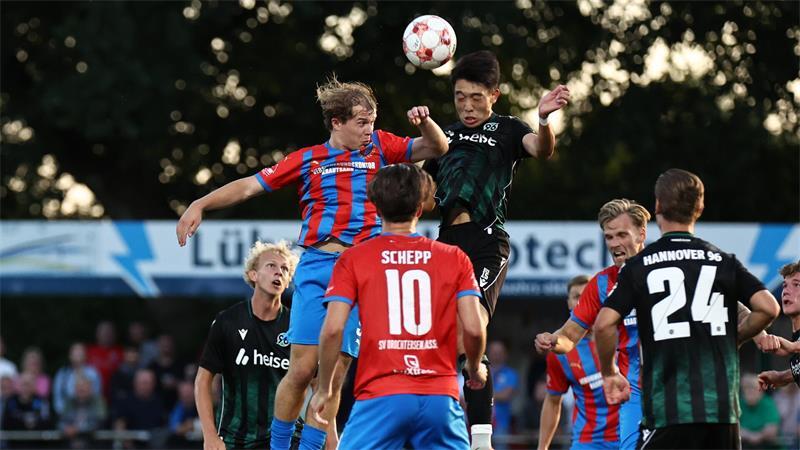 D/A bekommt gegen die U23 von Hannover 96 II auf die Nase Tom Sanne ackert, kann aber kaum Akzente setzen.