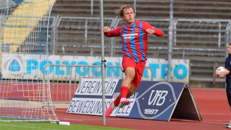 Tom Sanne feiert seinen Treffer zum 1:0