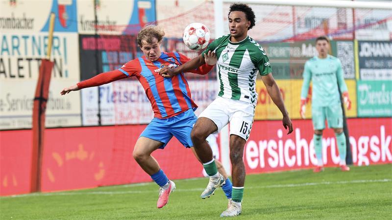 0:1 in der Nachspielzeit: Werder schießt D/A tiefer in die Krise Tom Sanne (links) schont sich gegen Werder Bremen nicht.