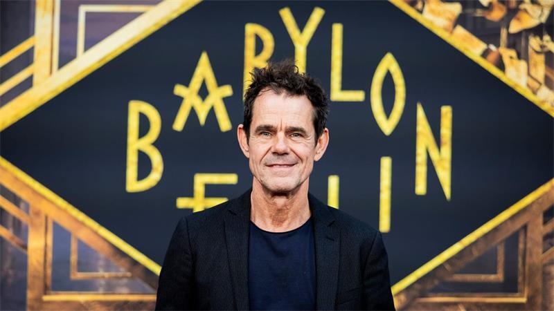 Tom Tykwer und das Team um „Babylon Berlin“ haben eine Reichtstag-Plenarsitzung im Hamburger Rathaus gedreht. (Archivbild)