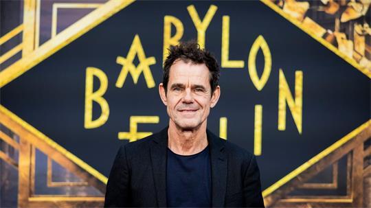Tom Tykwer und das Team um „Babylon Berlin“ haben eine Reichtstag-Plenarsitzung im Hamburger Rathaus gedreht. (Archivbild)