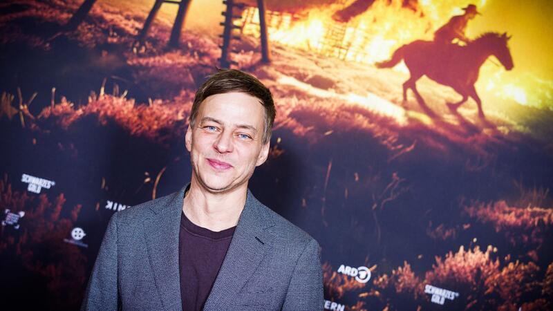 Tom Wlaschiha spielt in der ARD-Serie „Schwarzes Gold“ den gierigen Großbauern Wilhelm Pape.