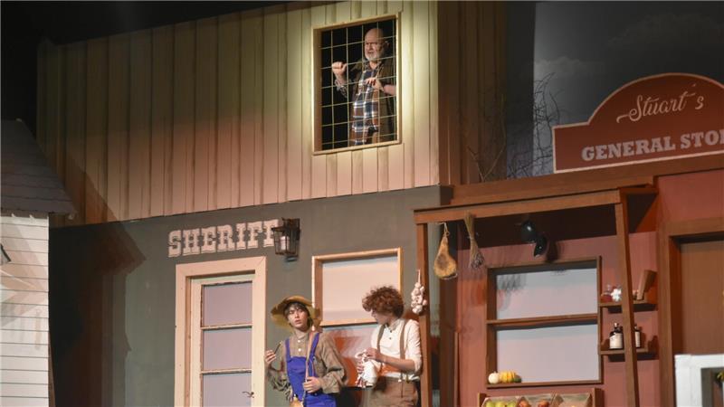 Tom Sawyer und Huckleberry Finn: In Jork politisch korrekt erzählt? Tom und Huck sorgen sich um Muff Potter, der unschuldig im Knast sitzt.