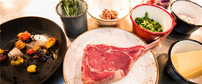 Tomahawk ist ein Ribeye mit extralangem Knochen. Dieser besondere Steak-Cut stammt aus dem vorderen Rücken. Das Ribeye im Tomahawk-Schnitt enthält den gesamten Rippenbogen und macht noch die Größe des Tieres bewusst. Die Dicke der Knochen b