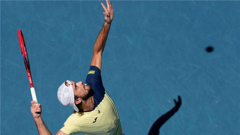 Tomas Machac aus der Tschechischen Republik schlägt auf.