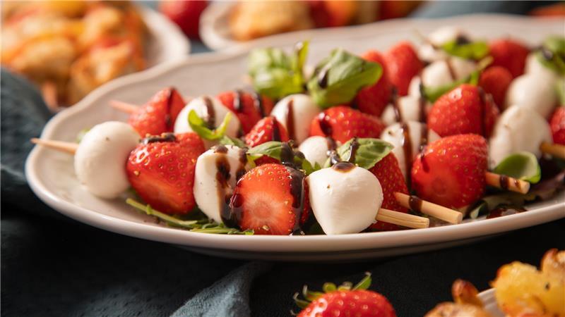 Pizza, Salsa oder Suppe: Erdbeeren können mehr als Marmelade Tomaten-Mozzarella-Spieße lassen sich fruchtig abwandeln - mit Erdbeeren. Dazu passt erstaunlich gut auch Basilikum und Balsamicocreme.