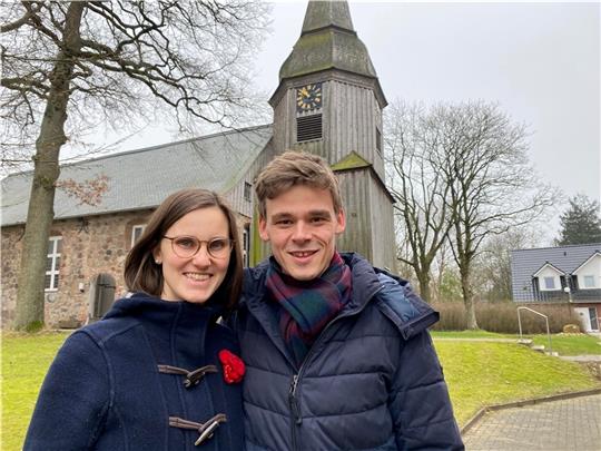 Tomke und Jan Oliva vor der Elstorfer Nicolaikirche. Foto: C.Wöhling