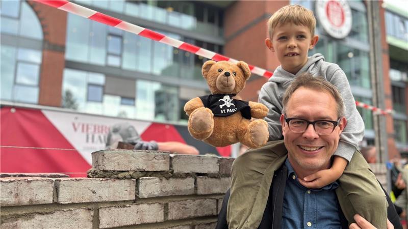 Tommi(5), sein Vater Torben Jens und Maskottchen Pauli machen mit.