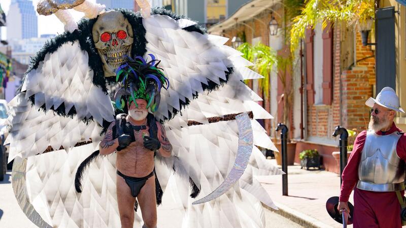 Tausende beim Karneval in New Orleans Tommy Stubblefield trägt sein Poison Mushroom-Kostüm, das er in der Kategorie „Bestes Leder“ bei den Bourbon Street Awards am Mardi Gras Day gewonnen hat.