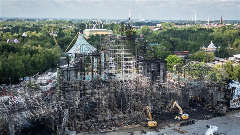 Tomorrowland-Hauptbühne ist komplett abgebrannt: Diese Drohnenaufnahme zeigt die Hauptbühne nach dem gestrigen Brand auf dem Festival-Gelände.