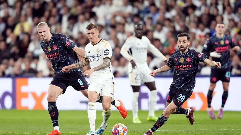 Wunderbares Fußball-Chaos in Madrid Toni Kroos (M) und Real Madrid trennten sich von Manchester City mit 3:3.