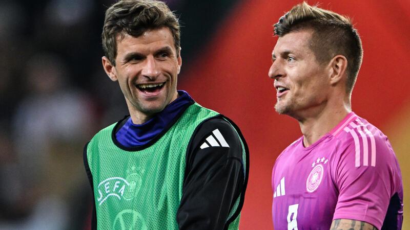 Thomas Müller (l) und Toni Kroos unterhalten sich nach dem Spiel. 
