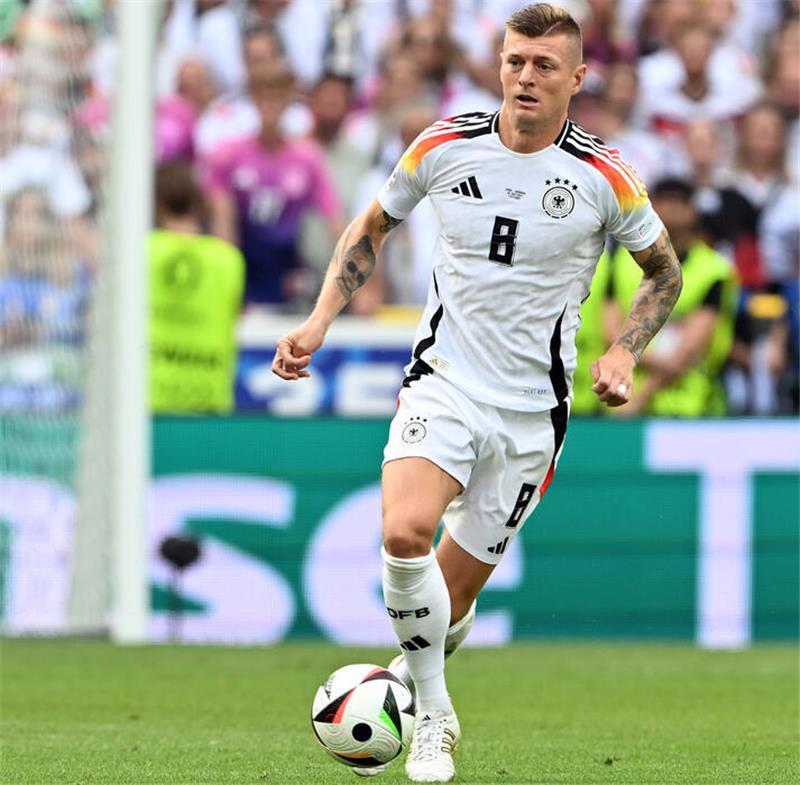 Socken mit Löchern, Sleeves am Bein: Was hinter diesen 7 Trends steckt Toni Kroos mogelte sich mitunter offenbar sogar ohne Schienbeinschoner durch.