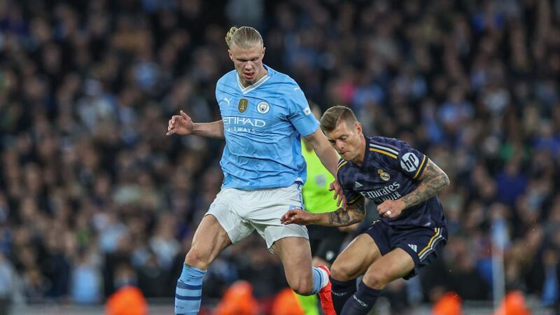 Krimi im Elfmeterschießen: Real zieht ins Halbfinale ein Toni Kroos (r) und Erling Haaland lieferten sich mit Real Madrid und Manchester City ein enges Duell.