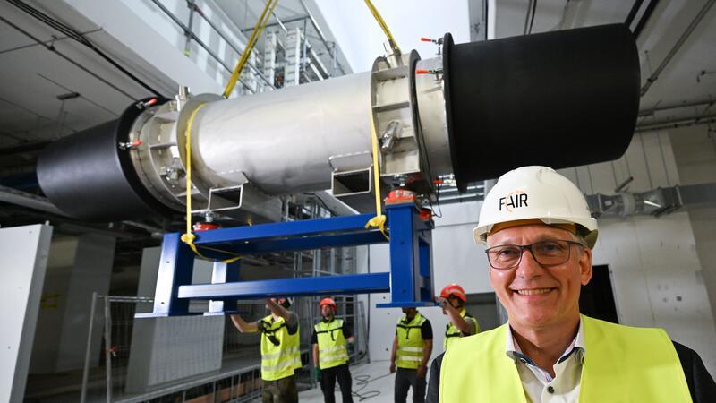 Erst Beton, nun Technik - Nächster Schritt bei Beschleuniger Tonnenschwere Magnete müssen in der Anlage in die Tiefe gelassen werden.