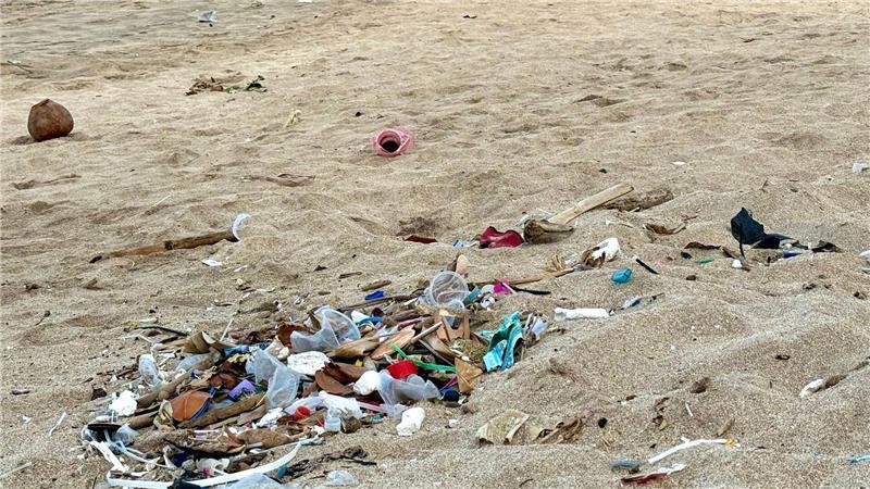 Vor allem Lebensmittelverpackungen vermüllen die Meere Tonnenweise Abfälle werden an viele Küsten gespült - wie hier auf Bali.