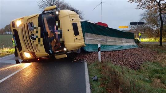 Tonnenweise verteilten sich die geladenen Kartoffeln im Seitenraum.