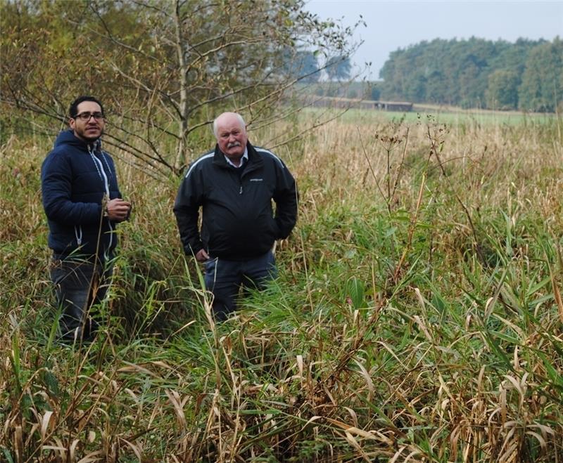 Tony Clifford (rechts) an der Absturzstelle an der Este.