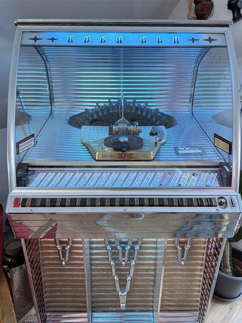 Tony Sheridan, Billy Vaughn oder Elvis: Die Jukebox Baujahr 1956 spielt Hits aus der guten alten Zeit.