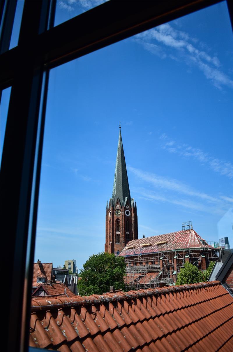 Hollywoodreif: Mit ChatGPT auf Entdeckungsreise durch Buxtehude Blick aus dem Heimatmuseum über die Dächer von Buxtehude und auf seine St.-Petri-Kirche.