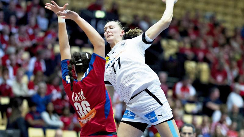 Neue Eliteförderung im Mädchen-Handball: BSV reagiert auf DHB-Ohrfeige Viola Leuchter (r) aus Deutschland in Aktion