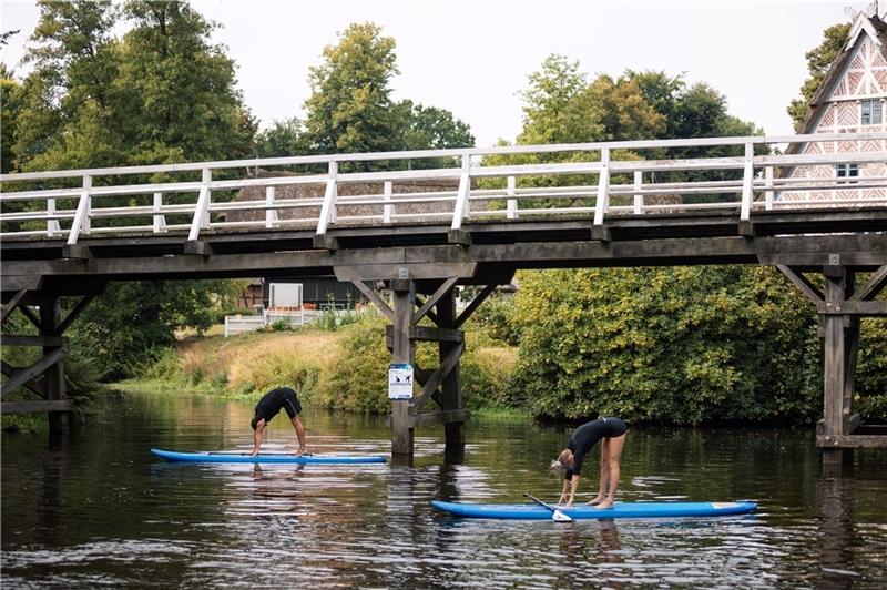 SUP Yoga: Bewegung und Entspannung am Burggraben Top-Trend: sportlicher Wassertourismus, hier auf dem Burggraben.