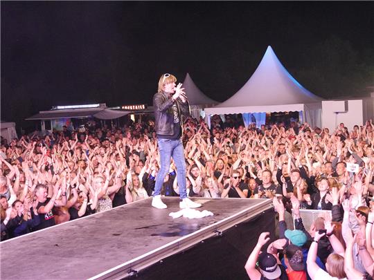 Topact des Abends auf Krautsand: Mickie Krause gab seine besten Hits zum Besten. Foto: Umland