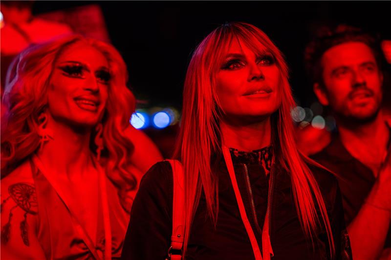 Nach Abbruch beim Deichbrand: In Berlin kann Heidi Klum Tokio Hotel zujubeln Topmodel Heidi Klum ist mit Tom Kaulitz verheiratet und begleitet Tokio Hotel derzeit auf Schritt und Tritt - so auch in Berlin. Foto: dpa