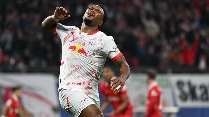 Schock um Xavi: Leipzig mehrere Wochen ohne Schlüsselspieler Tor? Nein! Loïs Openda ärgert sich über die Abseits-Entscheidung.