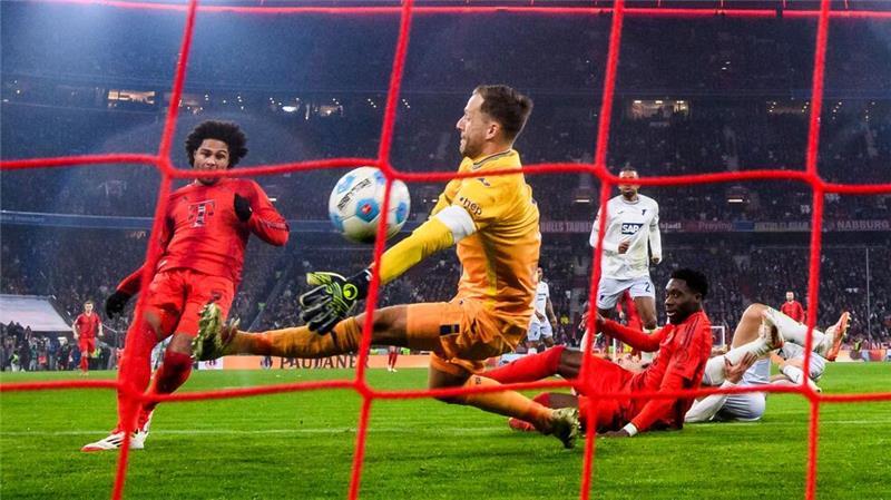 Tor, Tor, Tor, Tor, Tor: Auch Serge Gnabry (l) trifft nach seiner Einwechslung gegen Hoffenheims Torwart Oliver Baumann.