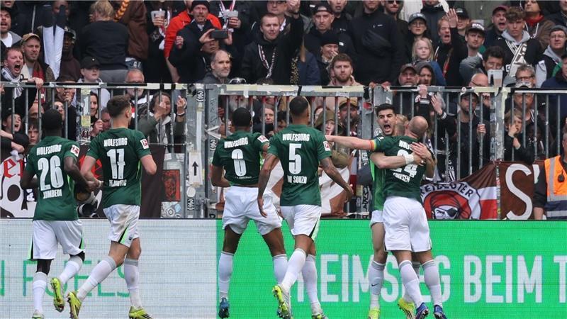 Tor der Hoffnung: Konstantinos Koulierakis (2.v.r.) jubelt über die Wolfsburger Führung. 