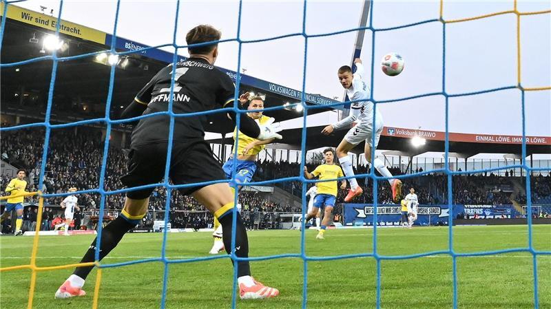 1:2 gegen Paderborn: Braunschweiger Absturz geht weiter Tor nach 30 Sekunden: Paderborns Filip Bilbija trifft in Braunschweig.