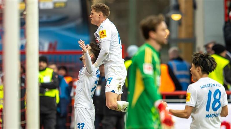 Unioner Pleite vor Gericht und auf dem Rasen: 0:1 gegen Kiel Tor ohne Ankündigung: Armin Gigovic jubelt vor den Kieler Fans.