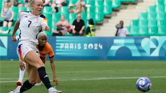 Tor zum 1:0: Lea Schüller