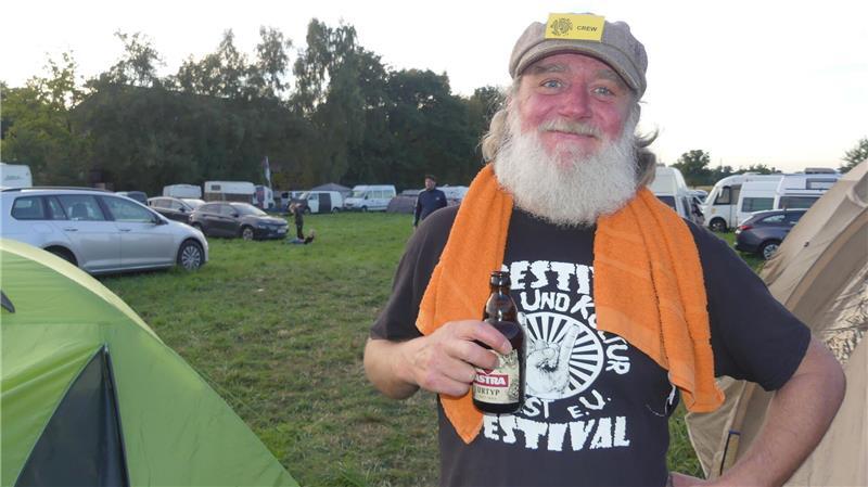 Bands, Bier und Budenstadt: Wenn Brest zum Festivaldorf wird Torben Oldenbüttel ist musikalischer Leiter des Brestivals. Auch er strahlt, dass beim sechsten Festival so viele Gäste gekommen sind.