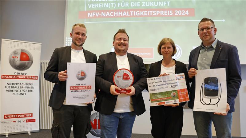Torben Reuels, Jannik Ebeling, Bianca Wist und Sascha Draak vom FC Wischhafen/Dornbusch freuen sich über Platz zwei.