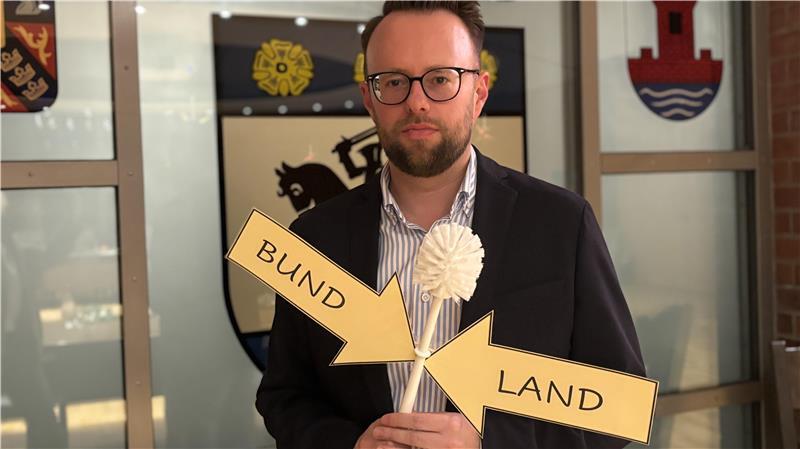 Darum greift Harsefeld jetzt zur „Klobürsten“-Kritik Torben Vagts, Kämmerer in Harsefeld, hat eine Klobürste mitgebracht. Die Gemeinden fühlen sich beim Thema Ganztagsschulanspruch wie die Schuldentoilette.