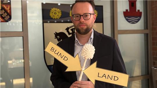 Torben Vagts, Kämmerer in Harsefeld, hat eine Klobürste mitgebracht. Die Gemeinden fühlen sich beim Thema Ganztagsschulanspruch wie die Schuldentoilette.