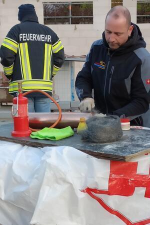 Torben Viets verschweißt mit Lötzinn die Kupferkapsel.