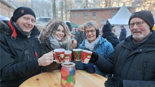 Torben (links), Andrea, Heidi und Hans-Jürgen Koch aus Neugraben sind große Fans des Weihnachtsmarkts in der Festung Grauerort.
