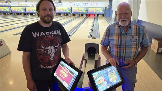 Torben (links) und Kalle Gaiser haben auf ihrer Bahn jetzt das Hyper Bowling installiert.