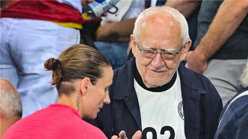 DFB-Team nach Halbfinal-Aus „komplett leer“ Torfrau Ann-Katrin Berger nach dem Abpfiff mit ihrem 92-jährigen Opa Herbert.